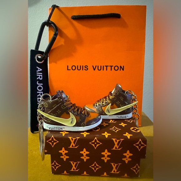 Nike Air Jordan x Louis Vuitton' Pair of NIB
Mini Sneaker 3 Keychains w Shoe Box - Picture 1 of 13